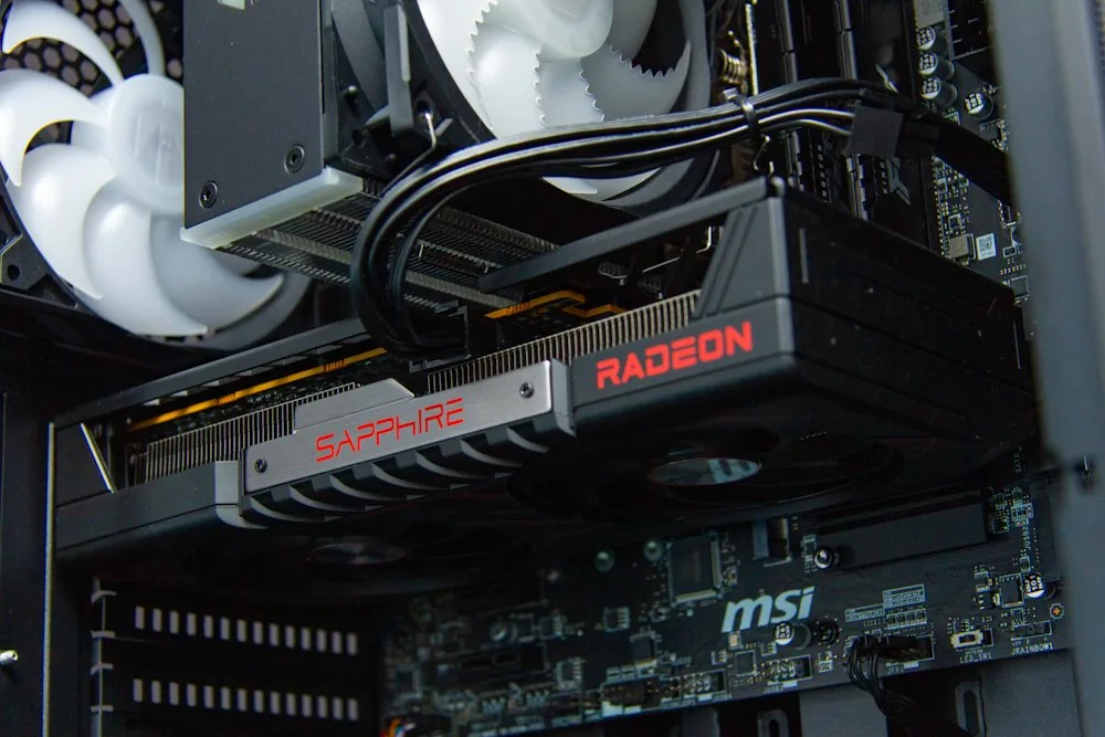 HAL3000 MČR Finale Elite AMD Ryzen 7 5700X 16GB DDR4 RX 9060 XT 16G 1TB PCIe4 SSD WiFi W11