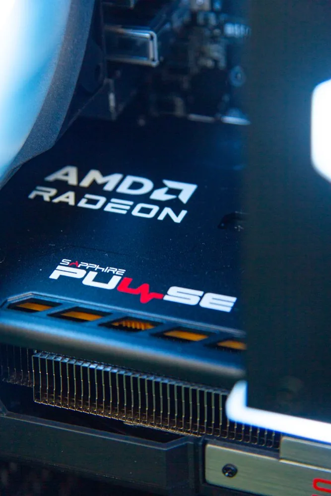 HAL3000 MČR Finale Elite AMD Ryzen 7 5700X 16GB DDR4 RX 9060 XT 16G 1TB PCIe4 SSD WiFi W11