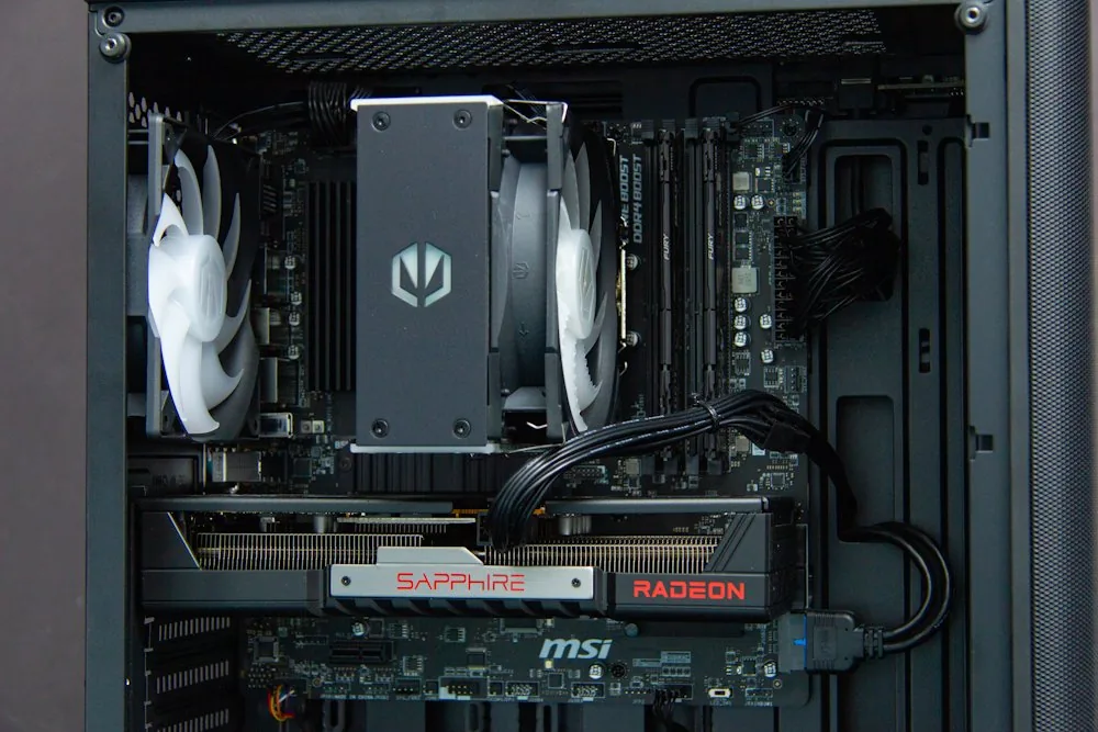 HAL3000 MČR Finale Elite AMD Ryzen 7 5700X 16GB DDR4 RX 9060 XT 16G 1TB PCIe4 SSD WiFi W11