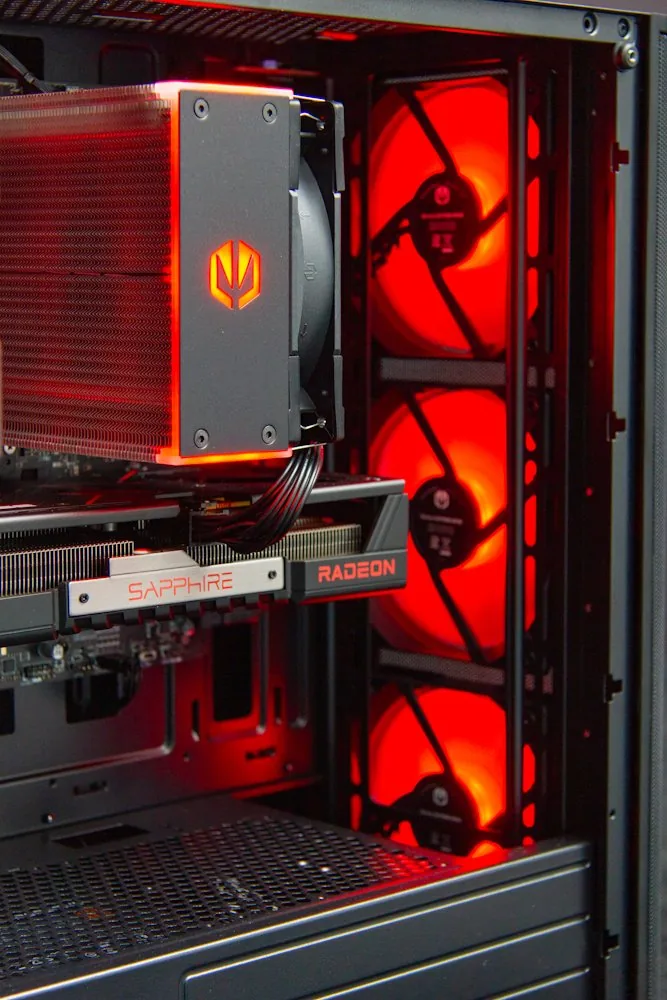 HAL3000 MČR Finale Elite AMD Ryzen 7 5700X 16GB DDR4 RX 9060 XT 16G 1TB PCIe4 SSD WiFi W11