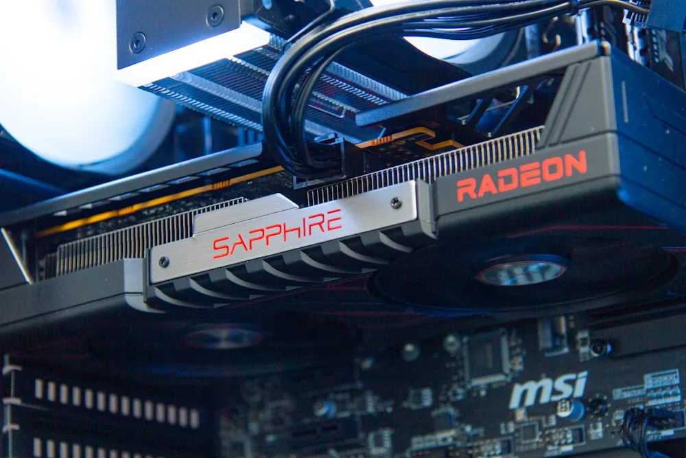 HAL3000 MČR Finale Elite AMD Ryzen 7 5700X 16GB DDR4 RX 9060 XT 16G 1TB PCIe4 SSD WiFi W11