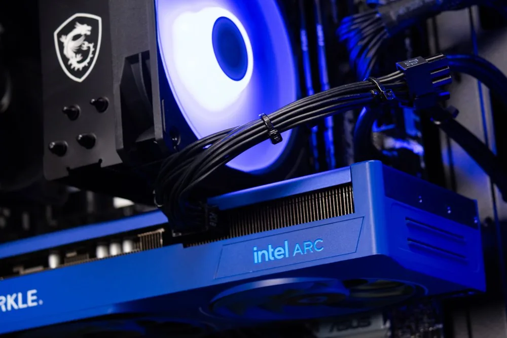 HAL3000 MEGA Gamer Pro Intel i5-12400F 16GB DDR4 ARC B570 1TB PCIe4 SSD W11