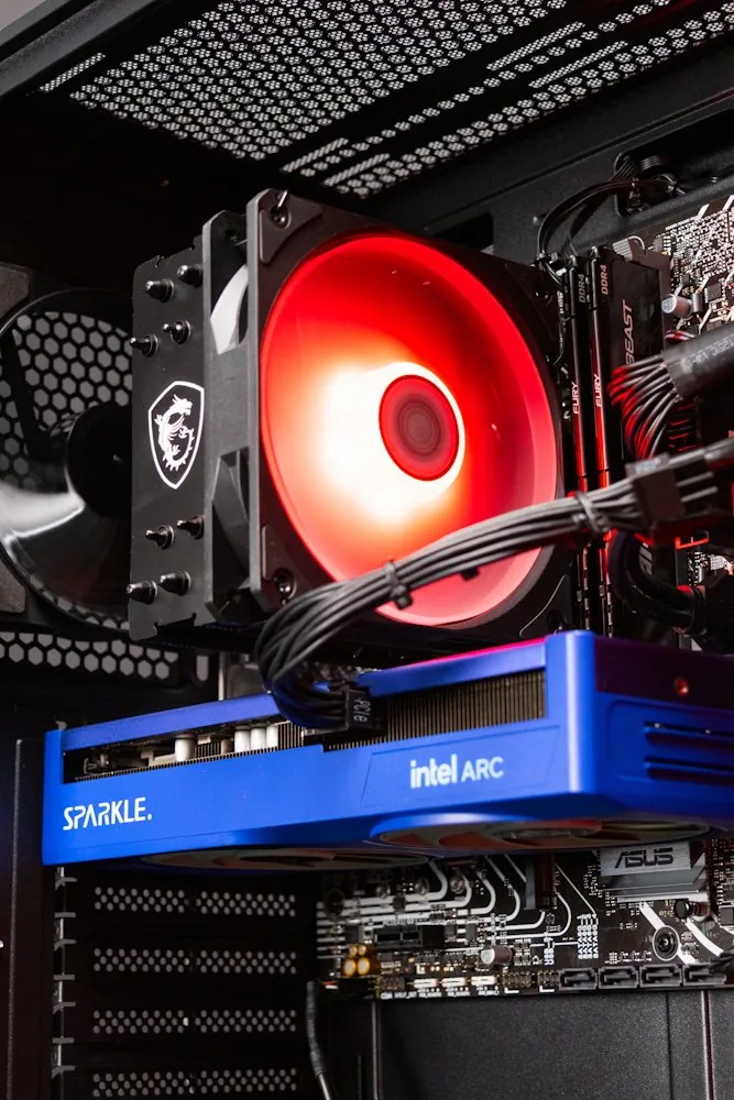 HAL3000 MEGA Gamer Pro Intel i5-12400F 16GB DDR4 ARC B570 1TB PCIe4 SSD W11
