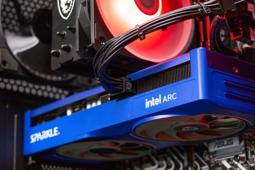 HAL3000 MEGA Gamer Pro Intel i5-12400F 16GB DDR4 ARC B570 1TB PCIe4 SSD W11
