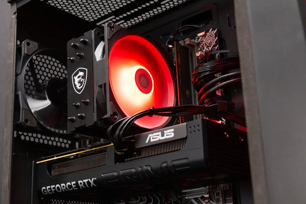 HAL3000 MEGA Gamer Pro Intel i5-12400F 16GB DDR5 RTX 5050 1TB PCIe4 SSD W11
