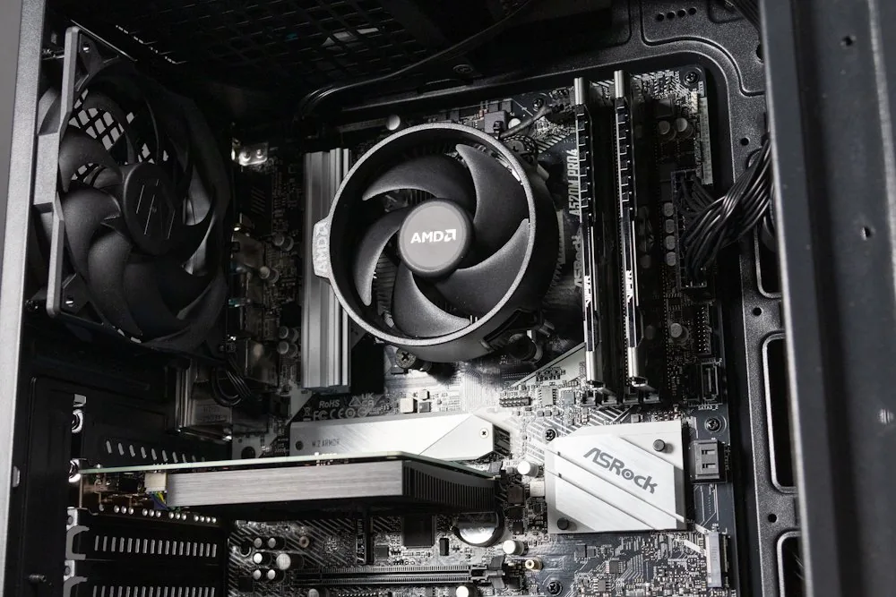 HAL3000 Online Gamer AMD Ryzen 5 5600 16GB DDR4 ARC 310 1TB PCIe4 SSD W11