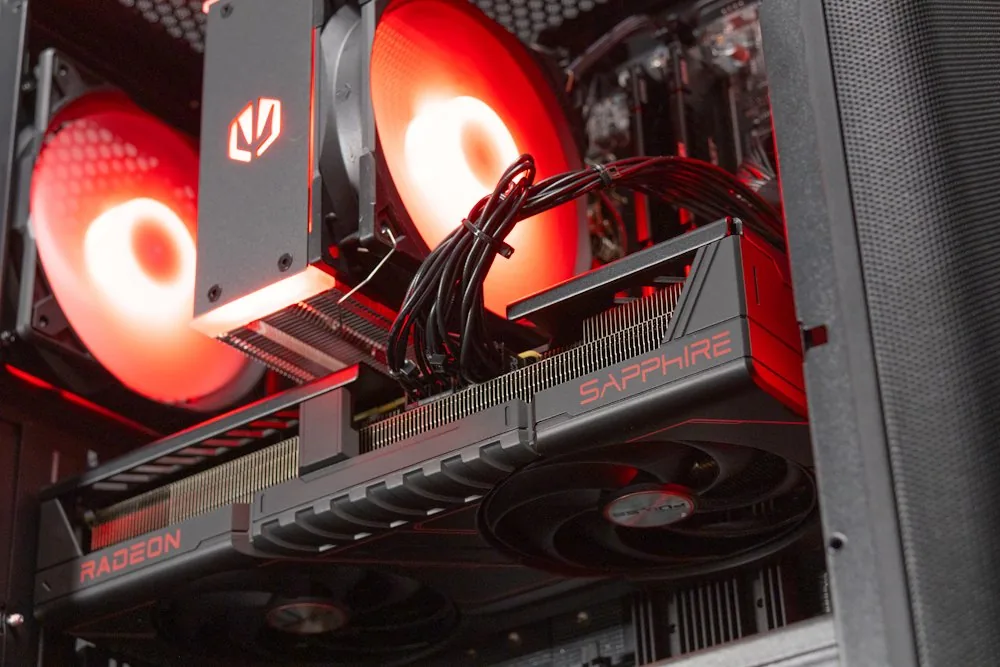 HAL3000 MČR Finale Pro AMD Ryzen 5 7600 32GB DDR5 RX 9070 GRE 1TB PCIe4 SSD WiFi W11
