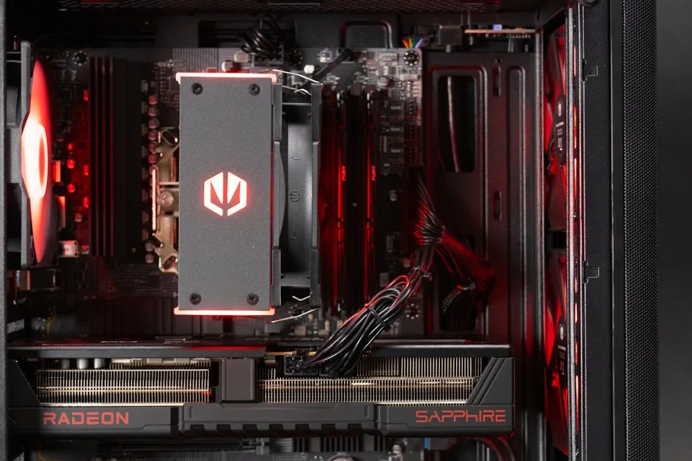 HAL3000 MČR Finale Pro AMD Ryzen 5 7600 32GB DDR5 RX 9070 GRE 1TB PCIe4 SSD WiFi W11