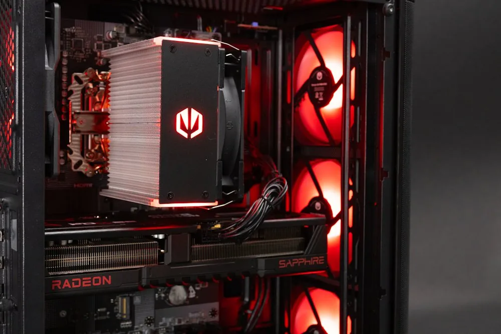 HAL3000 MČR Finale Pro AMD Ryzen 5 7600 32GB DDR5 RX 9070 GRE 1TB PCIe4 SSD WiFi W11