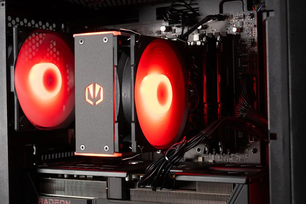 HAL3000 MČR Finale Pro AMD Ryzen 5 7600 32GB DDR5 RX 9070 GRE 1TB PCIe4 SSD WiFi W11