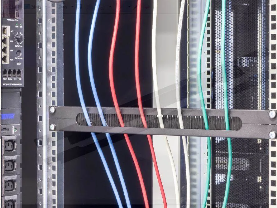 Triton - Vstupní panel pro kabel regálu s kartáckem - 1U - 19"