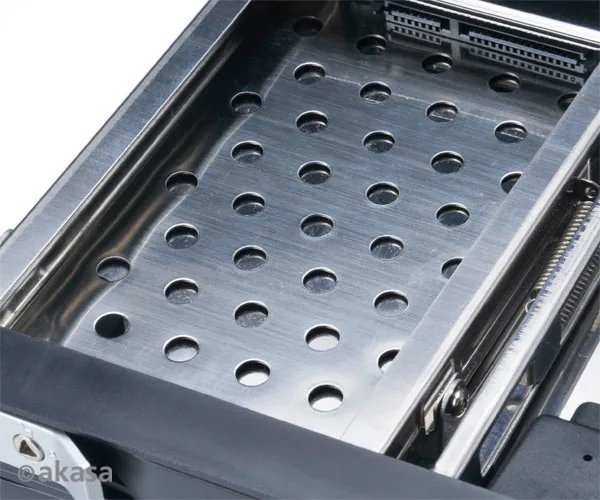 AKASA Lokstor M51 - 2.5" a 3.5" HDD rack do 5,25"